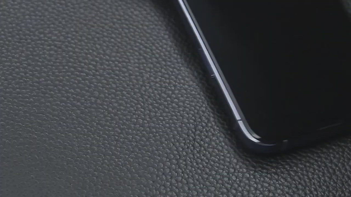 Încarcă videoclipul: Folie de STICLA securizata iPhone - PREMIUM